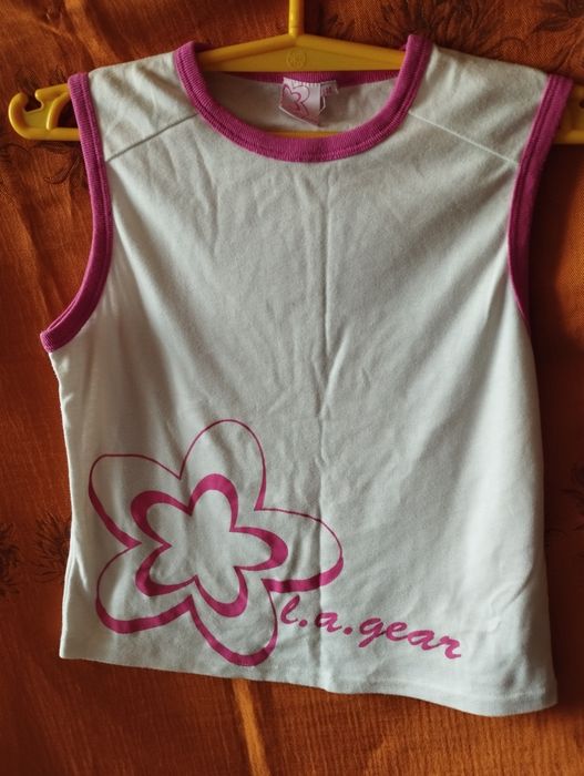 Bluzka na ramiączka z różowym kwiatem