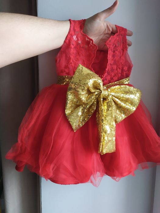 Червона святкова сукня на 1 рочок