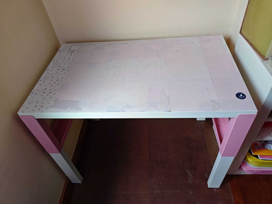 Secretária criança que sobe com a idade