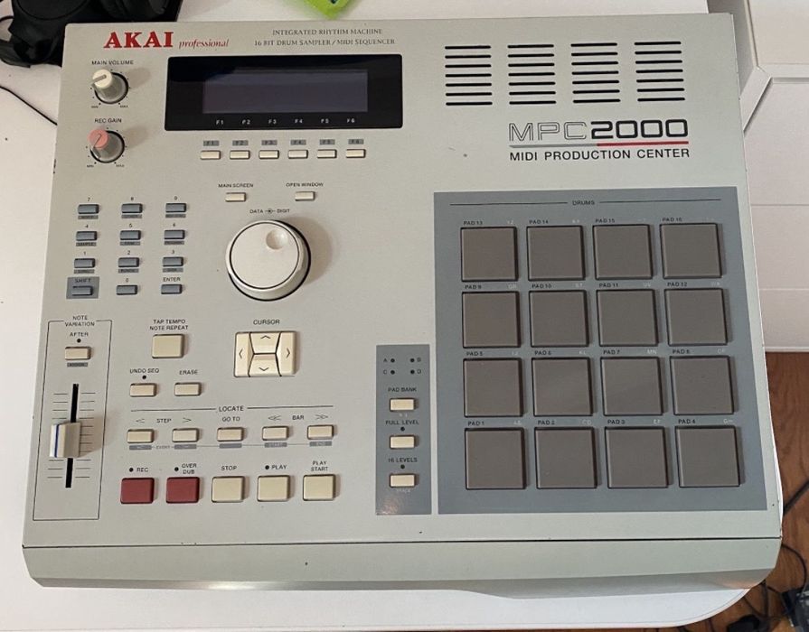 AKAI MPC 2000 sampler