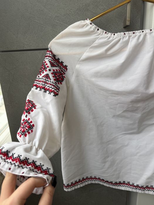 Продам вишиванку з ручною вишивкою.