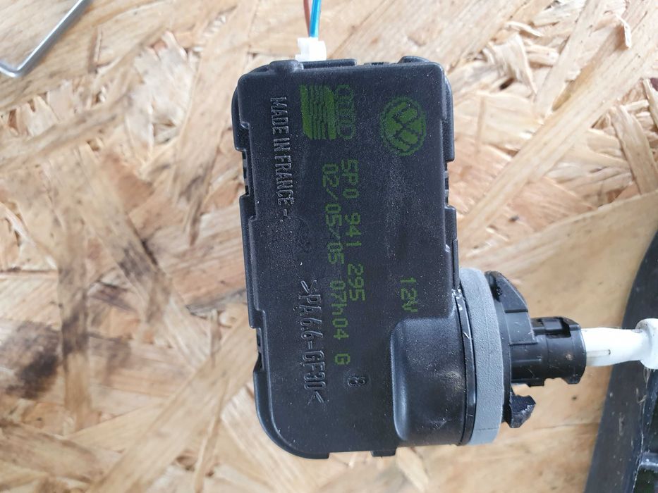 Osłona zaślepka silniczek lampy prawy przód Seat Leon 2 II kpl