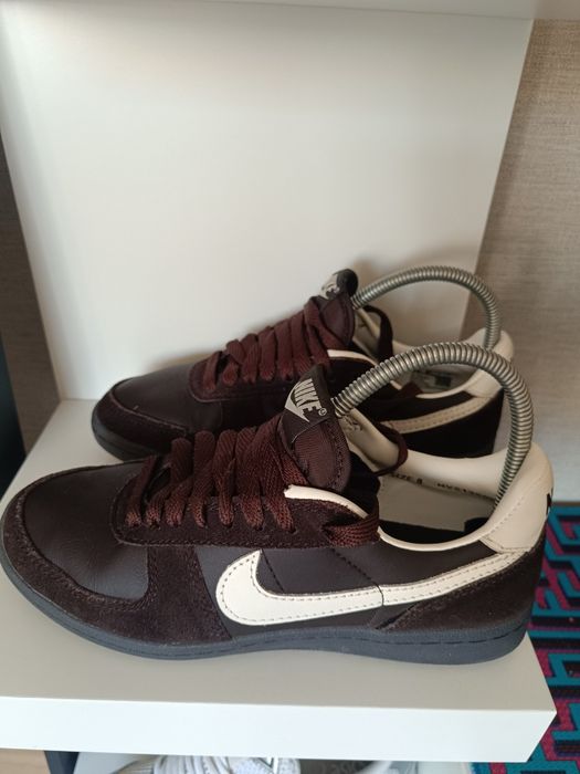 Sapatilha Nike castanha