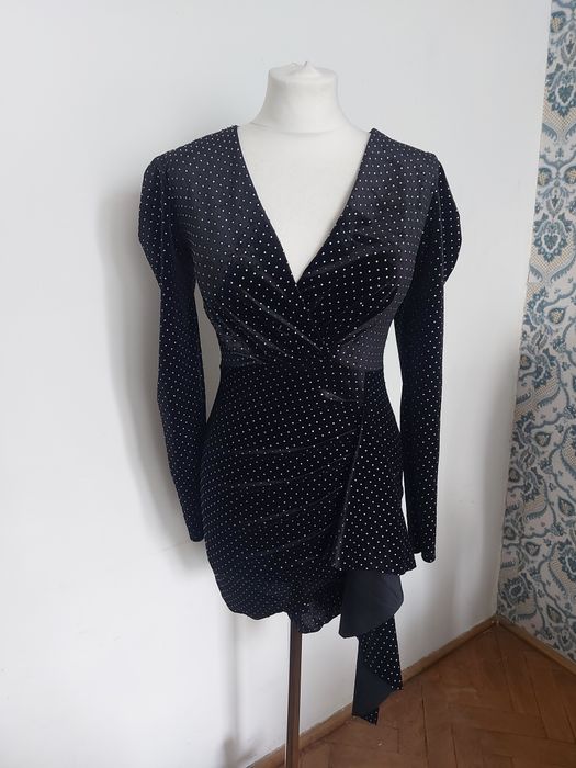 Czarna zjawiskowa asymetryczna błyszcząca sukienka sylwester