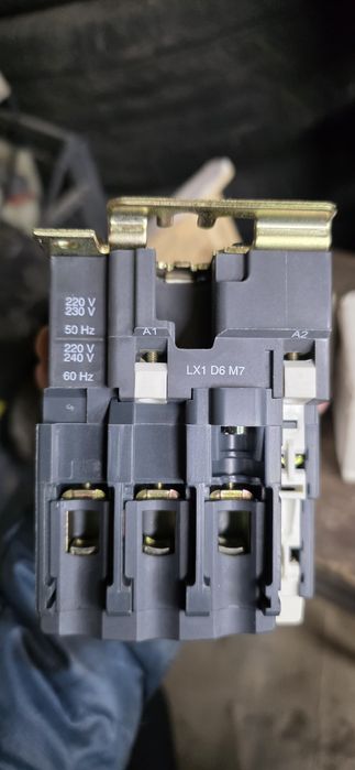 трехполюсный контактор Telemecanique LC1D40AM7 Schneider Electric