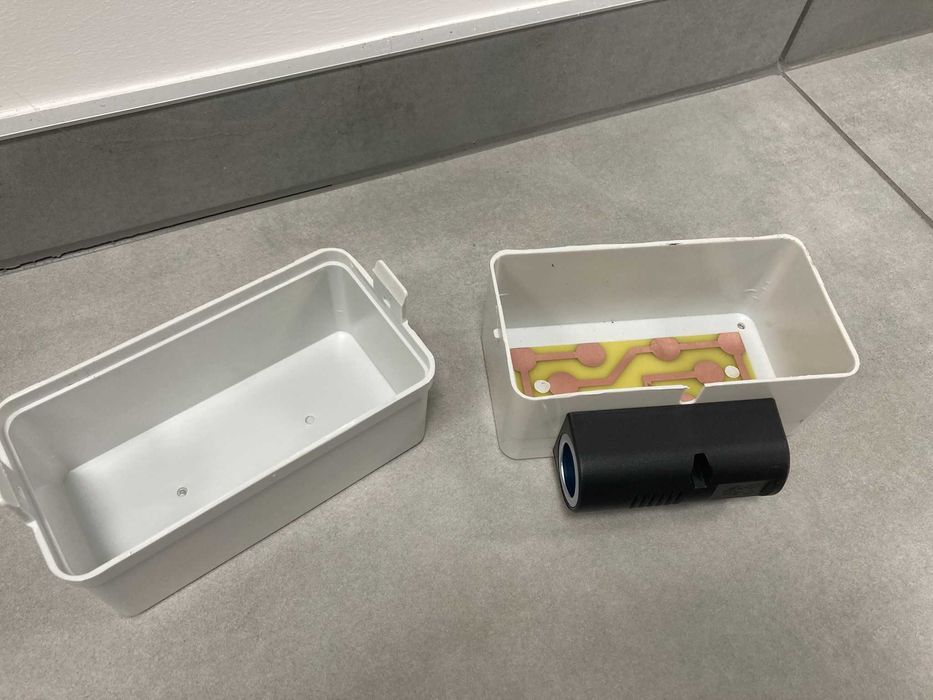 Pojemnik na akumulatory Battery Box z gniazdem 12 V Comet