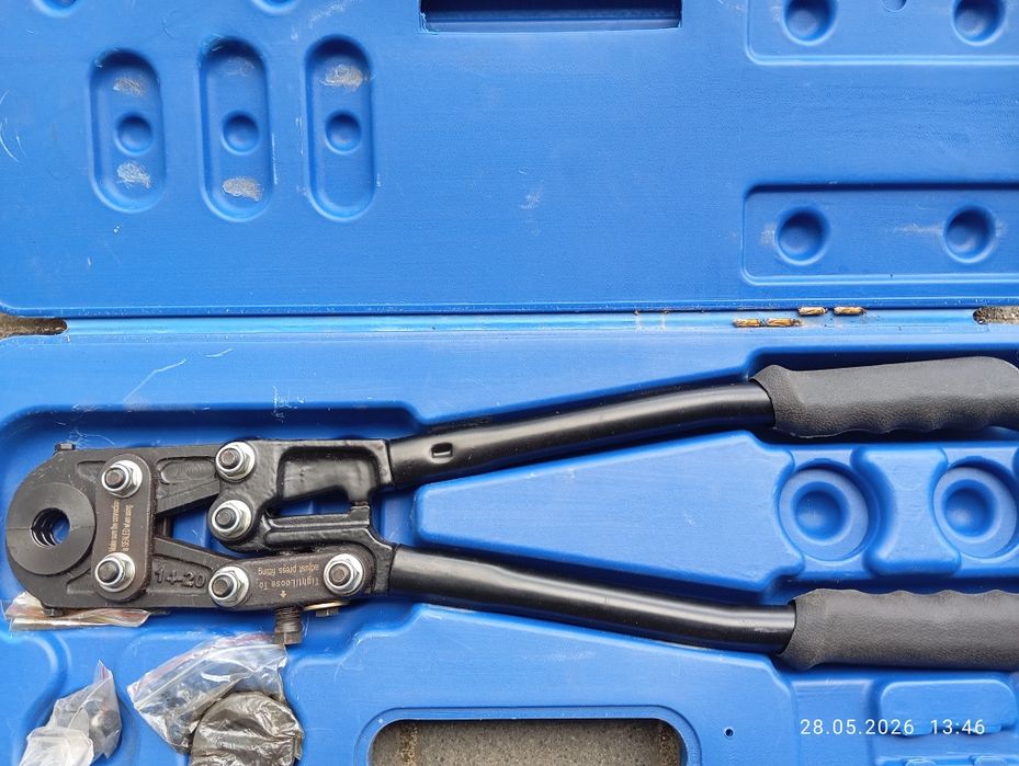 Zaciskarka prasa do rur PEX Uponor