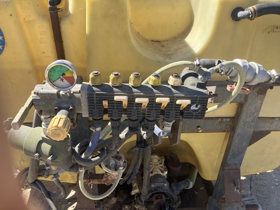 Pulverizador de 800L com barras de 14m