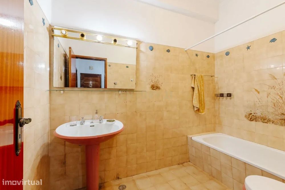 Apartamento T2 junto à estação da Amadora