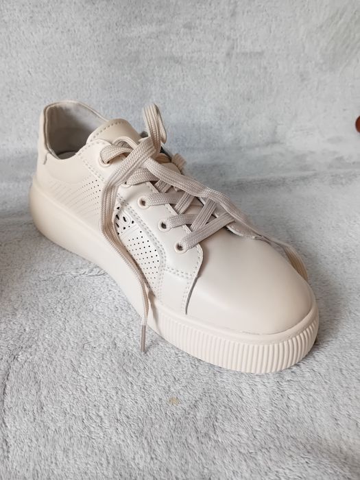 Beżowe sneakersy damskie.