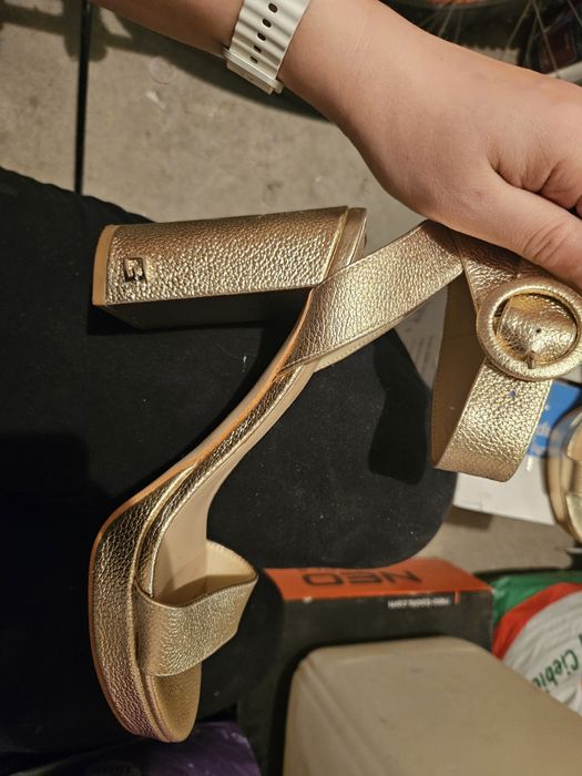 Sandały guess roz 40. Raz założone.