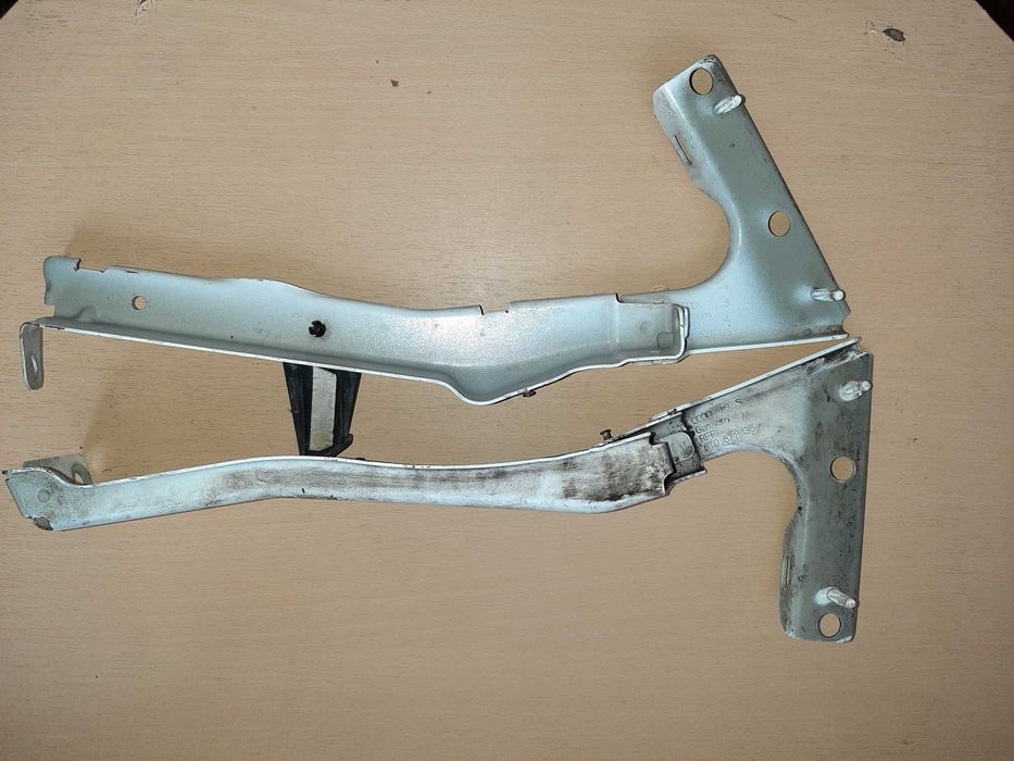 Uchwyt mocowanie prawe błotnika przód oryginał A5 S5 8T Europa białe