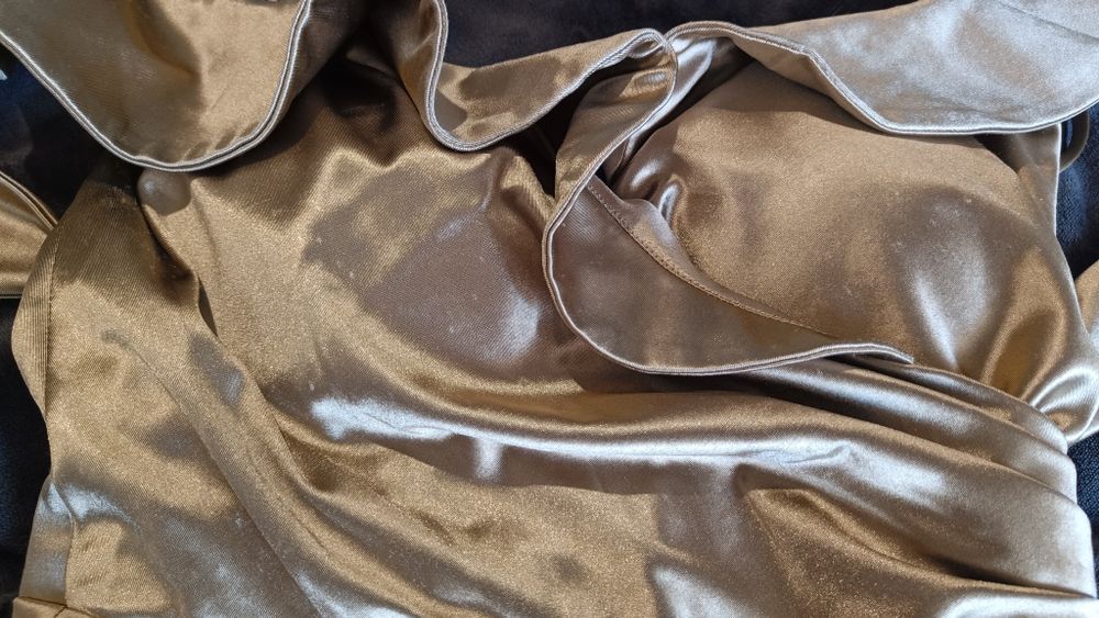 Сукня зі шлейфом, золотого кольору , 38 розмір.