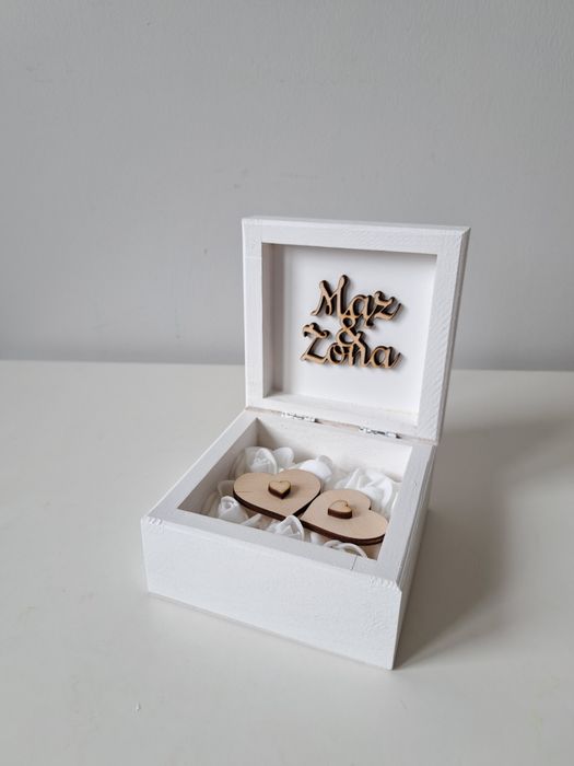 Białe pudełko na obrączki żona mąż ślub obrączki