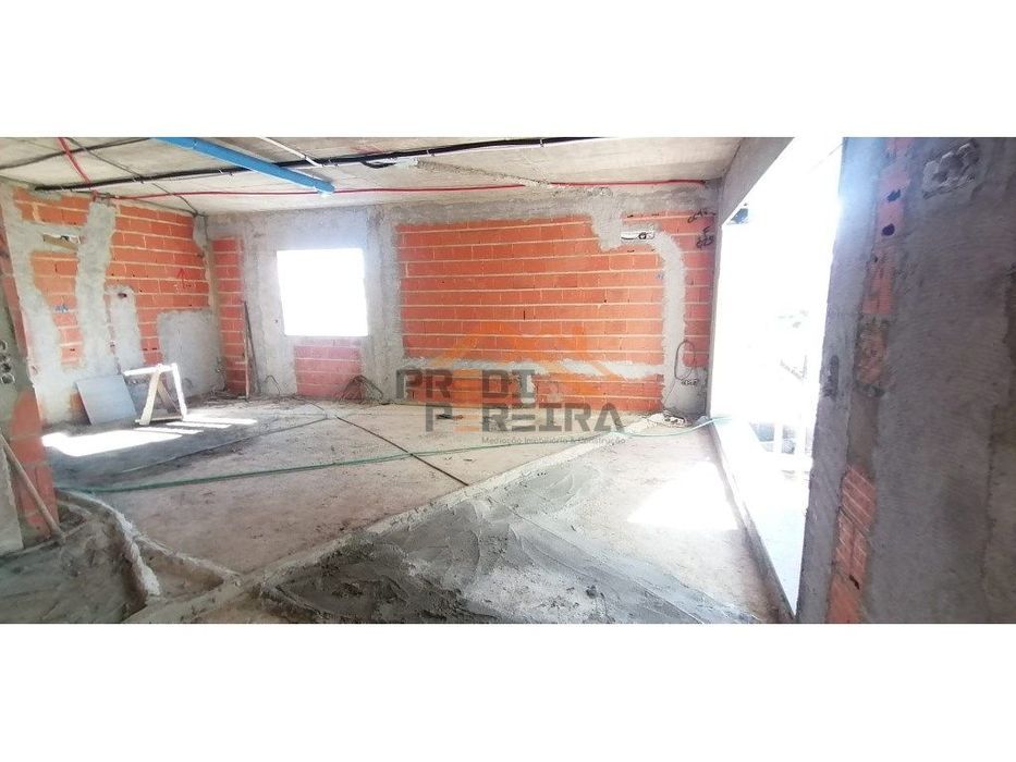 Moradia T4 em fase de construção, situada no Bairro Casal São Sebas...