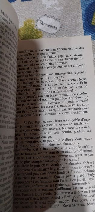 Une femme en blanc. Portes incluídos.