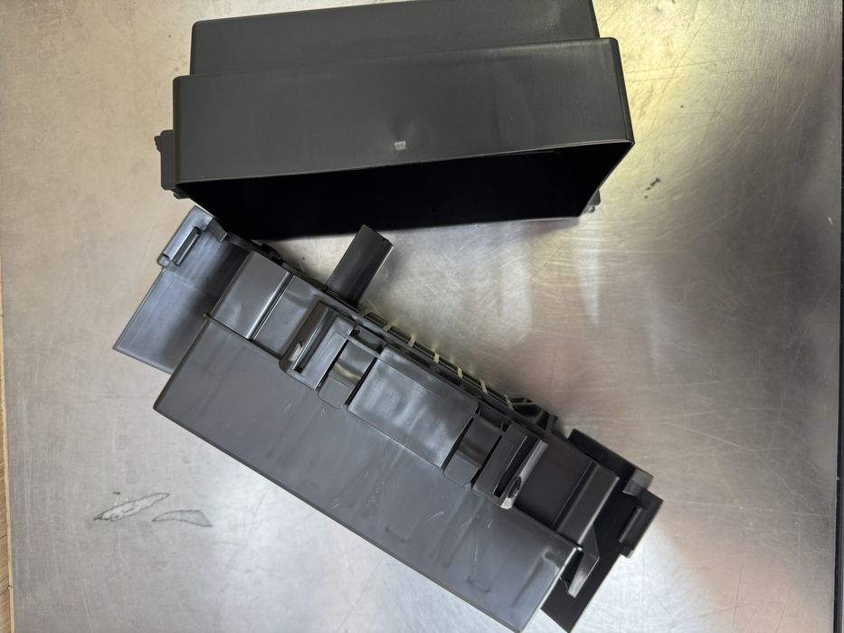 Корпус блока запобіжників на Nissan Rogue T33 корпус предохранителей