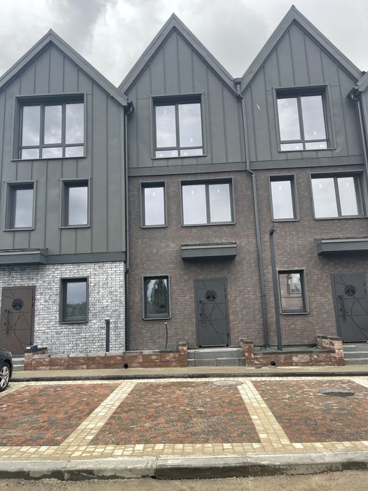 Готовий таунхаус біля озерв Петропавлівська Борщагівка