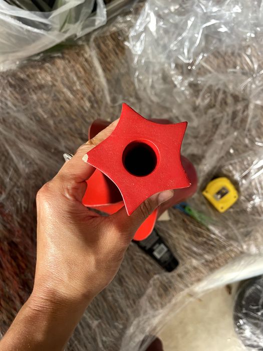 Jarra de Madeira Vermelha em Espiral