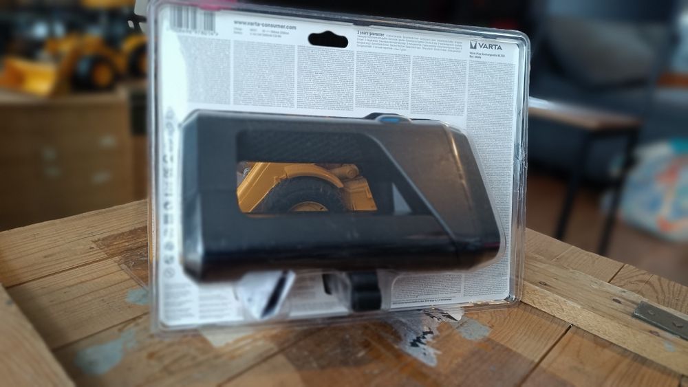 Profesjonalna latarka szperacz akumulatorowa Varta BL30R kurierGRATIS