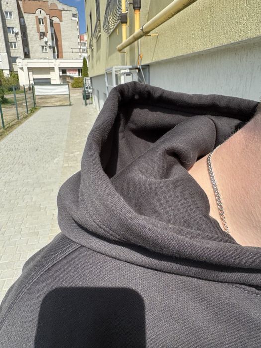 Чорний базовий худі на флісі