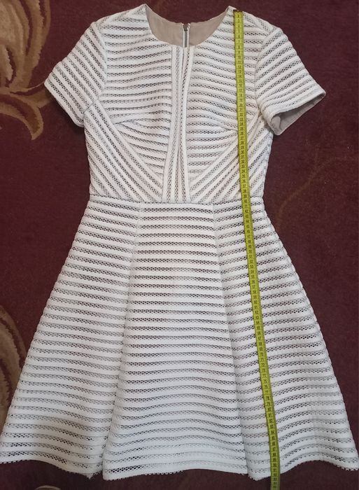 Біле плаття для дівчини