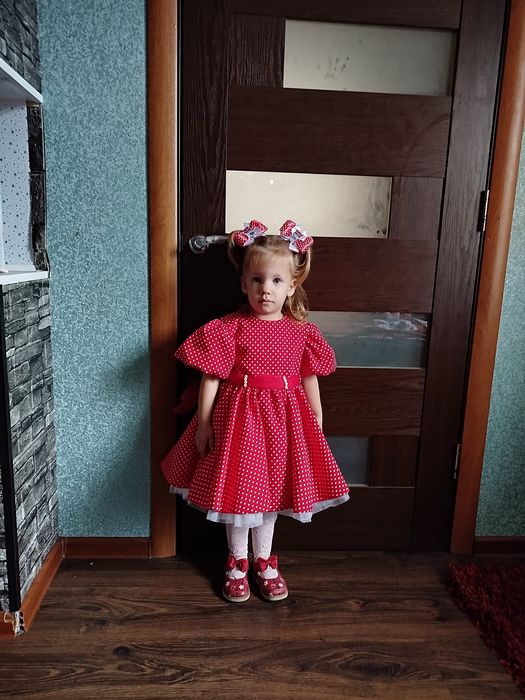 Продам сукню для дівчинки два три роки