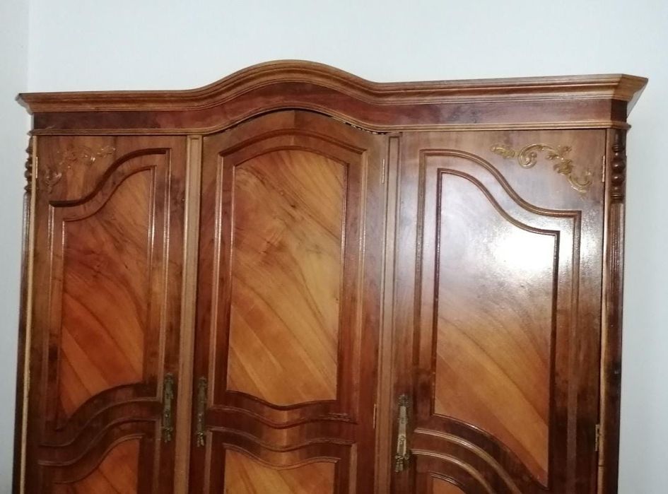 Roupeiro em cerejeira