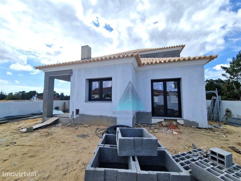 Moradia Isolada * * 5 Assoalhadas * * * Piscina