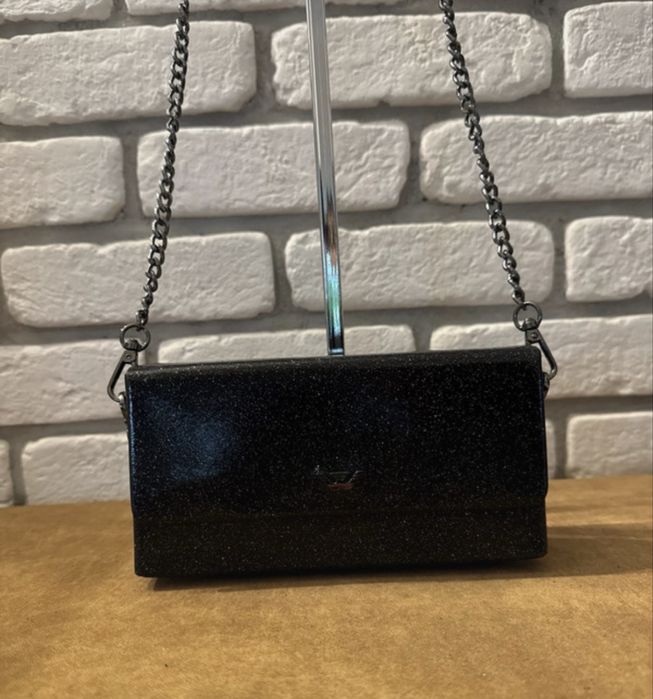 Torebka skórzana listonoszka wojas z łańcuszkiem czarna