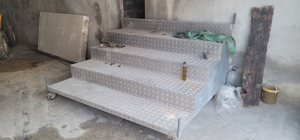 Escadas moveis em aluminio