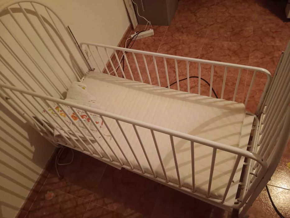 Cama de grades com rodas + colchao IKea