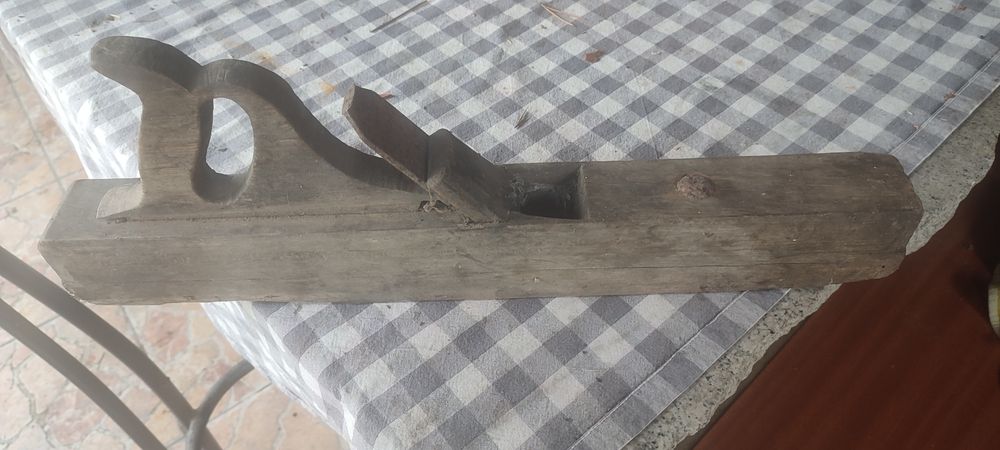 Plaina antiga . Peça funcional mas melhor como decoração .