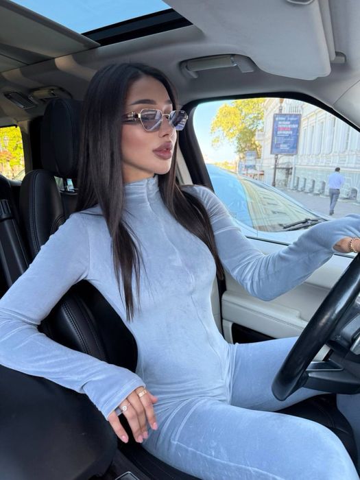 Трендовий велюровий комбінезон на блискавці з розрізами на рукавичках