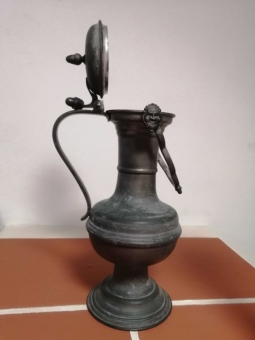 Jarro de decoração em estanho