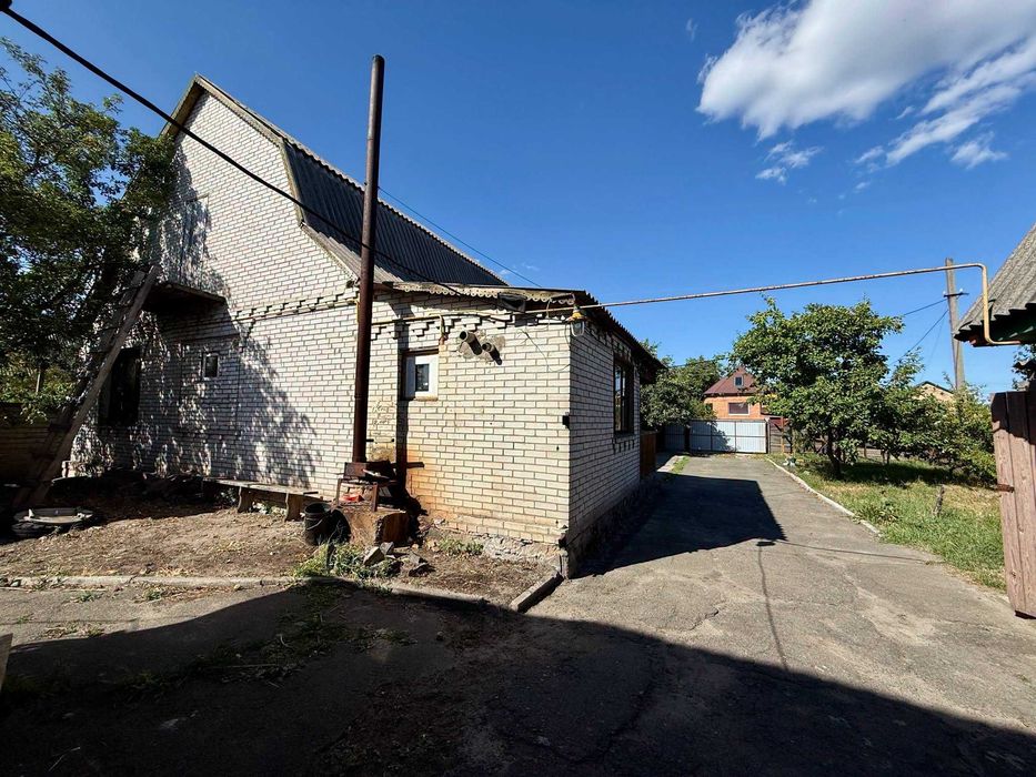 Будинок з газовим опаленням, є всі комунікації| 15 соток| Центр села