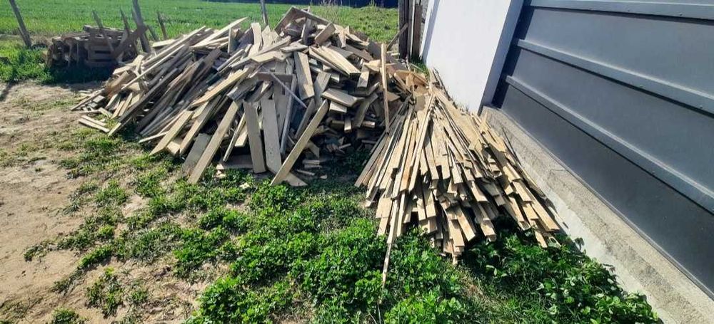 Deski sosnowe odpady na opał -duży stos