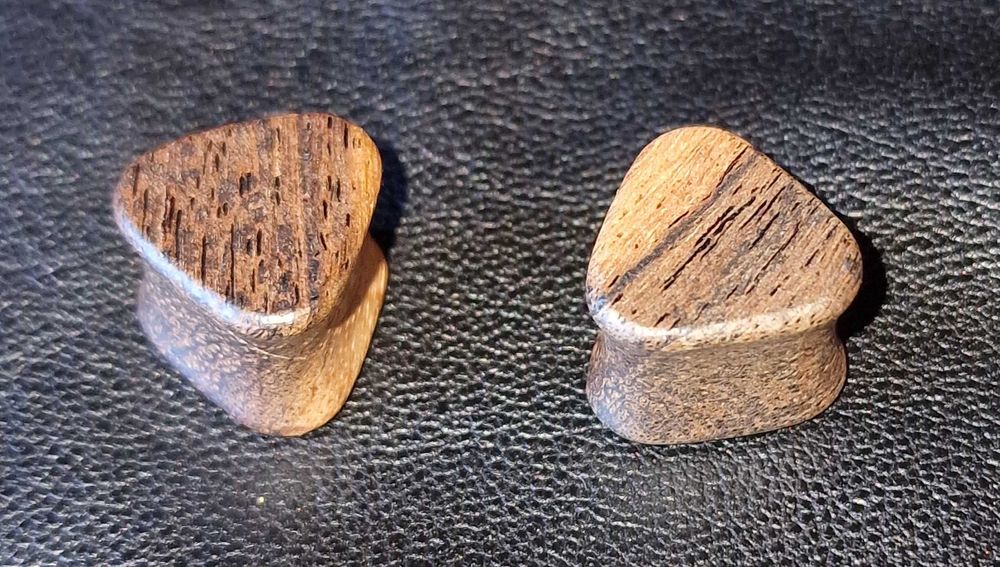 Tunel drewniany siodłowy brąz 1 cm, 2 szt. piercing