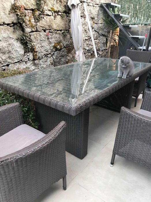 Mesa de jardim com 2metros por 1metro com 4 cadeiras como novo