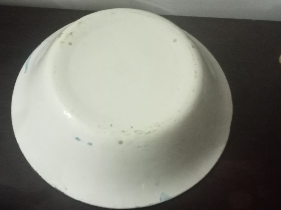 Bacia/ saladeira e pequena caneca em faiança