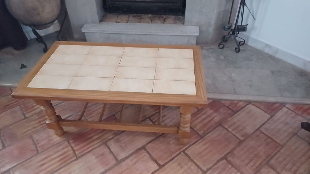 Mesa em madeira com acabamento em azulejo