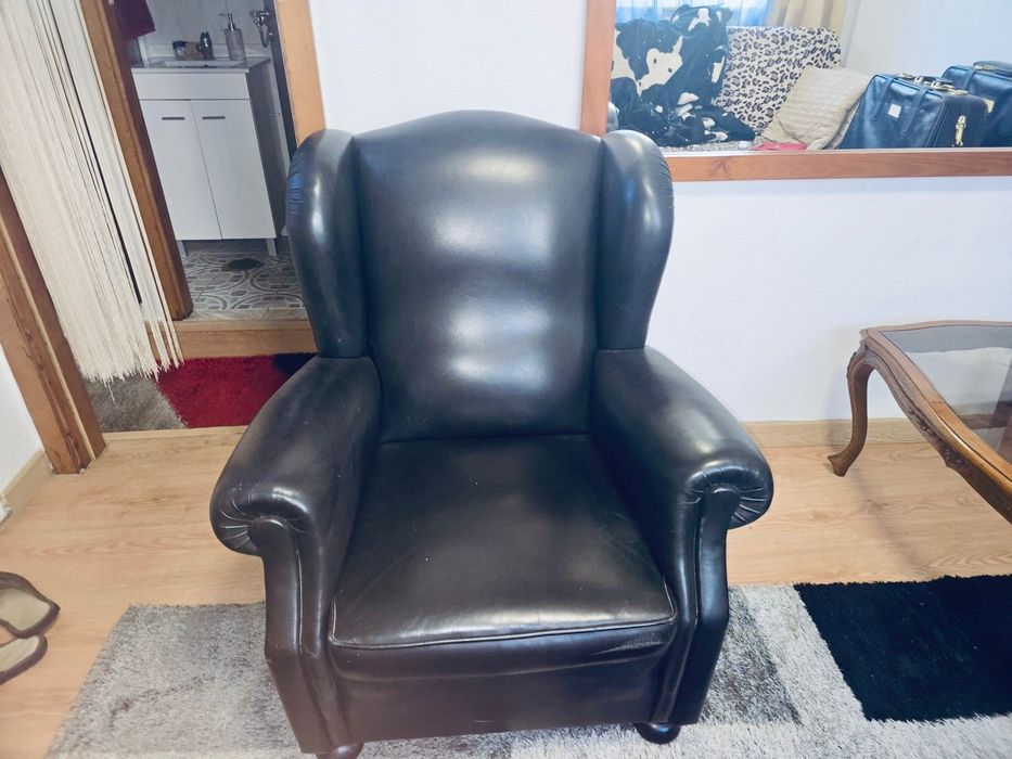 Poltrona de Orelhas Vintage em Pele (Estilo Chesterfield / Club)