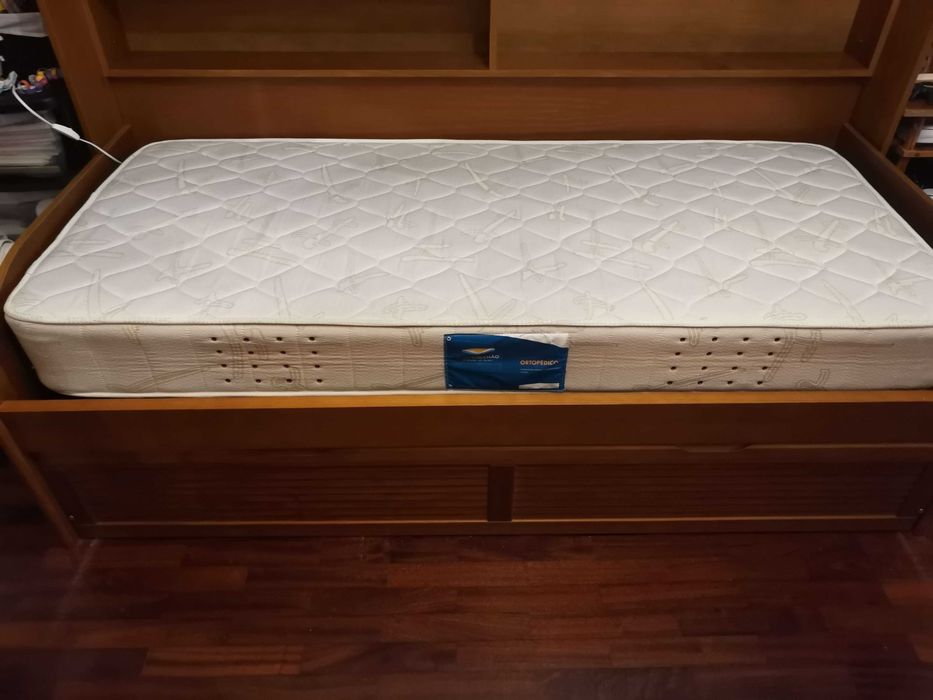 Estúdio com cama de solteiro e gavetão
