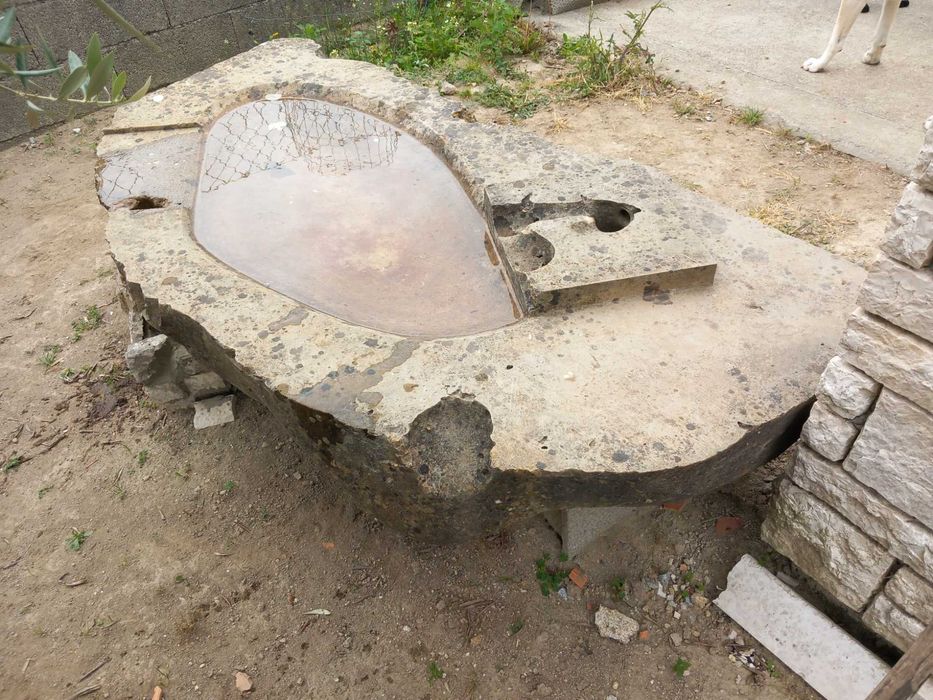 Pia de pedra parideira