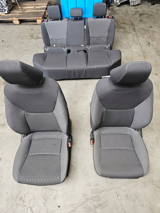 toyota yaris iv fotele kanapa środek