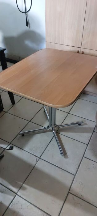 Różne stoliki, kolory i rozmiary.