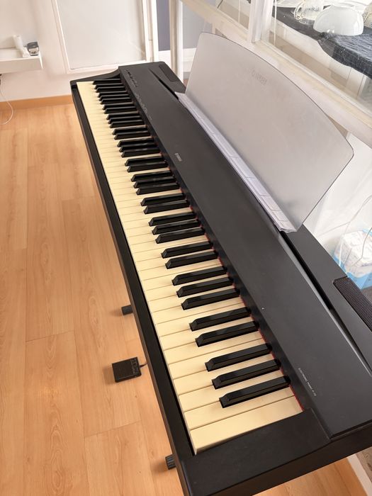 Piano Yamaha P70 + suporte + pedal