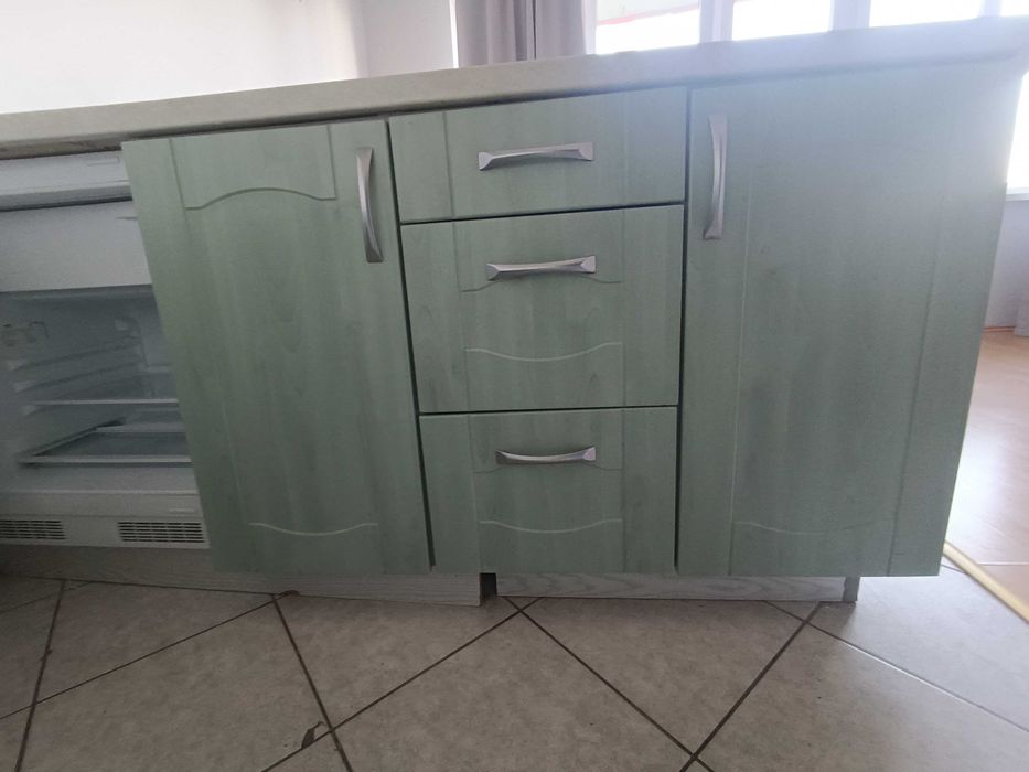 Szafki kuchenne, górne i dolne - 7 dolnych, 4 górne