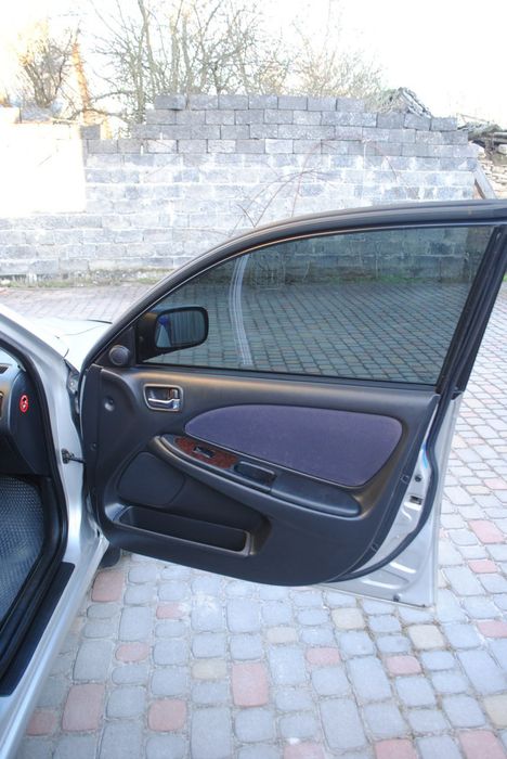 Тойота Авенсіс 2001