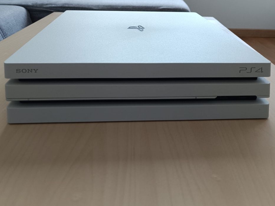 PS4 Pro 1TB Branca com comando
